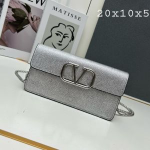 Valentino Vlogo Signature Wallet On Chain In Grainy Calfskin Silver